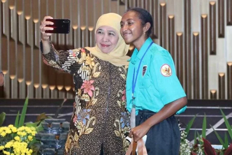 Gubernur Khofifah saat menghadiri kegiatan Serah Terima Siswa Program Afirmasi Pendidikan Menengah (ADEM) Papua di Jawa Timur