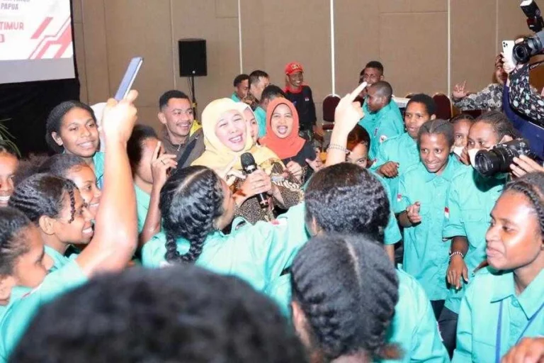 Gubernur Khofifah saat menghadiri kegiatan Serah Terima Siswa Program Afirmasi Pendidikan Menengah (ADEM) Papua di Jawa Timur