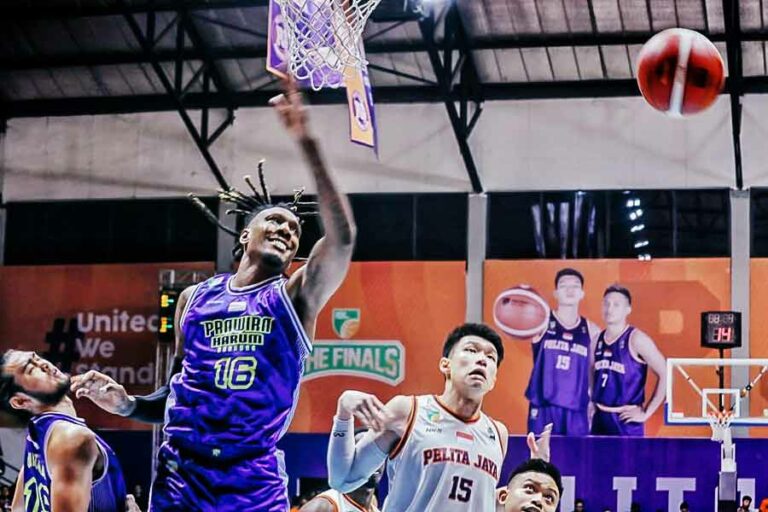 Prawira Harum Bandung Raih Kemenangan di Game 1 Final IBL 2023 Lawan Pelita Jaya Bakrie Jakarta Tampil maksimal, tim basket Prawira Harum Bandung berhasil merebut kemenangan di Game 1 Final IBL 2023 melawan Pelita Jaya Bakrie Jakarta (foto: Dok Kemenpora)