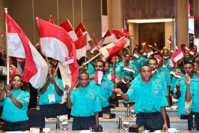 Gubernur Khofifah saat menghadiri kegiatan Serah Terima Siswa Program Afirmasi Pendidikan Menengah (ADEM) Papua di Jawa Timur