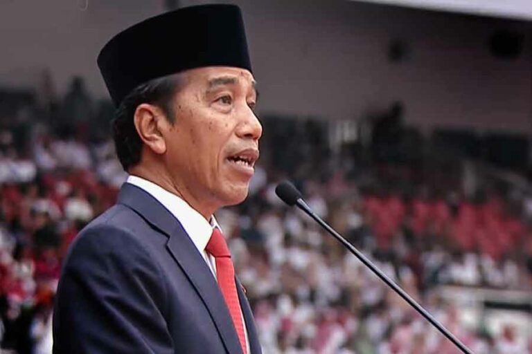 Hari Bhayangkara ke-77, Jokowi: Gerak-gerik Polri tidak dapat Disembunyikan! Presiden Jokowi saat memimpin jalannya Upacara Peringatan ke-77 Hari Bhayangkara 2023 (foto: Dok Sekretariat Presiden)