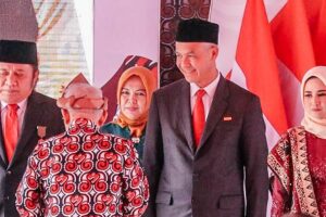Hari Keluarga Nasional, Ganjar dan Siti Atikoh Terima Penghargaan dari BKKBN Gubernur Ganjar dan istrinya, Siti Atikoh, saat menerima penghargaan dari BKKBN