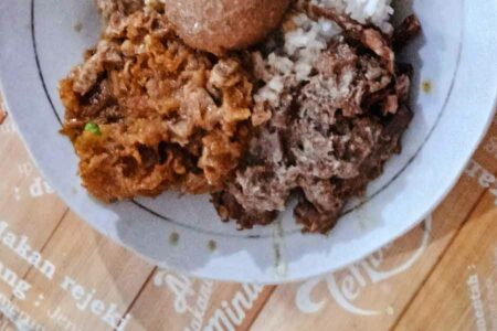 Warung Makan Gudeg Permata Bu Narti, Sajian Kuliner Malam Legendaris Kota Yogyakarta Sajian lengkap dan lezat Warung Makan Gudeg Permata Bu Narti (foto: Rizki Liasari, pilar.id)