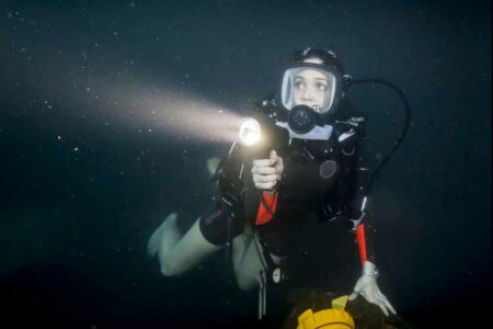 Sinopsis 47 Meters Down (2017), Film Mandy Moore yang Penuh Ketegangan di Bioskop Trans TV Mandy Moore dalam salah satu adegan di film 47 Meters Down (2017)