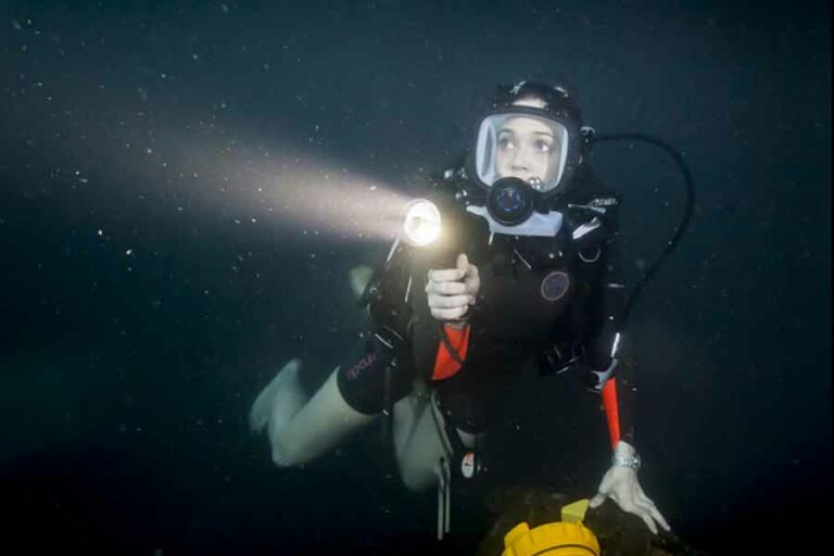 Sinopsis 47 Meters Down (2017), Film Mandy Moore yang Penuh Ketegangan di Bioskop Trans TV Mandy Moore dalam salah satu adegan di film 47 Meters Down (2017)