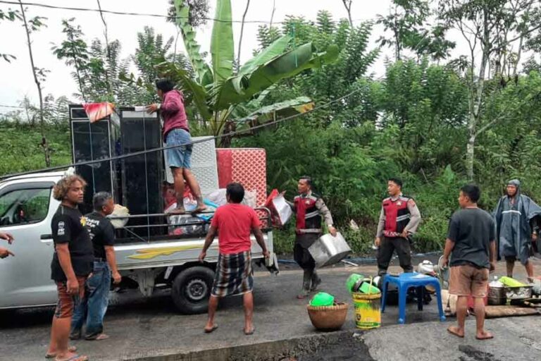 Banjir Lahar Dingin Gunung Semeru, Polisi bantu Warga Lakukan Evakuasi Personil Polres Lumajang membantu warga melakukan proses evakuasi saat banjir lahar dingin Gunung Semeru. (foto: Dok Humas Polri)