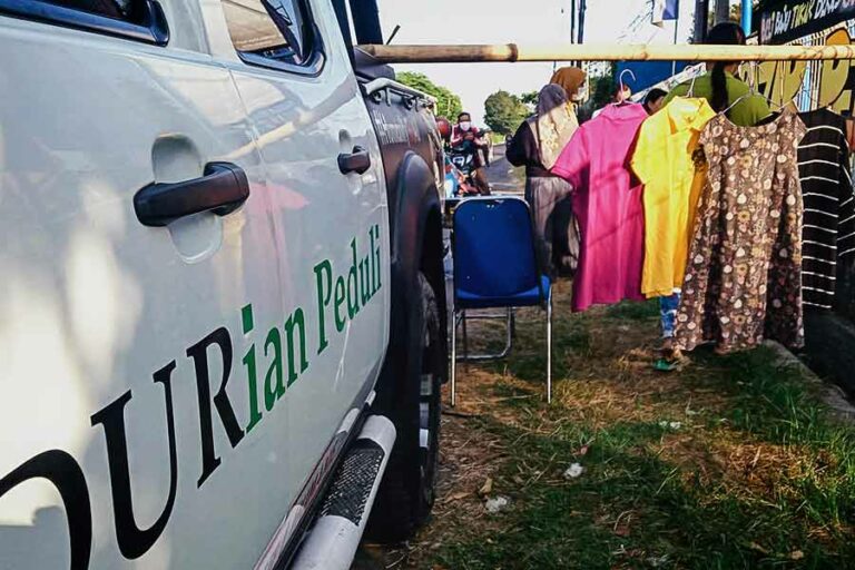 Gelaran Bazar Peduli di Kampus Stikosa AWS, Surabaya.