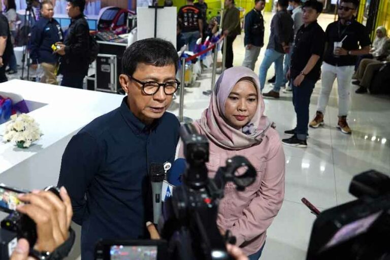 Tingkatkan Kinerja dan Pengalaman Pengguna, KAI Access di-Revamp jadi Access by KAI Direktur Niaga KAI, Hadis Surya Palapa, saat soft launching Access by KAI di Stasiun Gambir, Jakarta