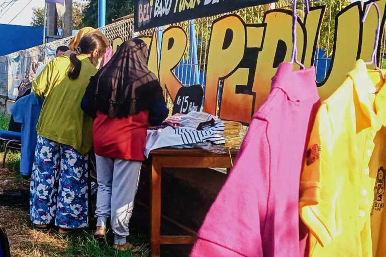 Gelaran Bazar Peduli di Kampus Stikosa AWS, Surabaya.