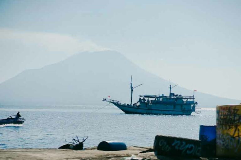RSTKA berlabuh di sekitar pelabuhan Lewoleba Lembata