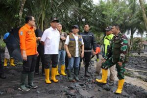 Menko PMK Pastikan Pemerintah Perbaiki Tanggul Jebol Akibat Banjir Lahar Dingin Gunung Semeru Foto Pilar