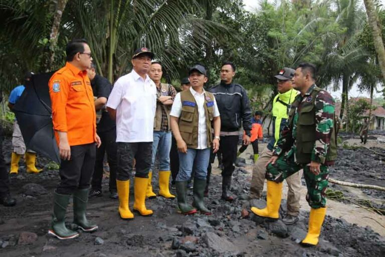 Menko PMK Pastikan Pemerintah Perbaiki Tanggul Jebol Akibat Banjir Lahar Dingin Gunung Semeru Foto Pilar