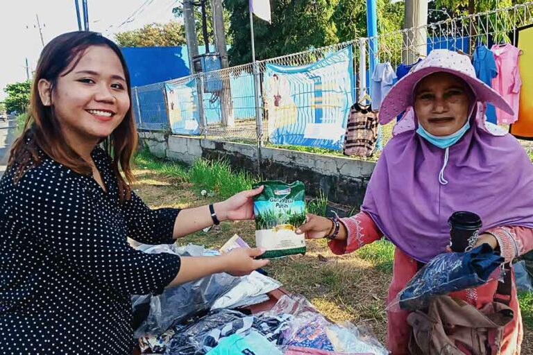 Gelaran Bazar Peduli di Kampus Stikosa AWS, Surabaya.