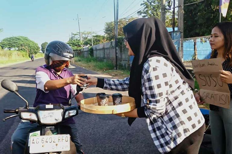 Gelaran Bazar Peduli di Kampus Stikosa AWS, Surabaya.