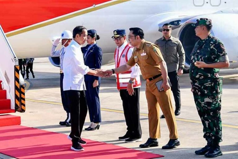 Apresiasi Aktivitas Penerbangan Bandara Kertajati, Jokowi: Mulai Oktober Operasi Penuh! Presiden Jokowi tiba di Bandara Internasional Kertajati, disambut Gubernur Ridwan Kamil (foto: Facebook @Jokowi)