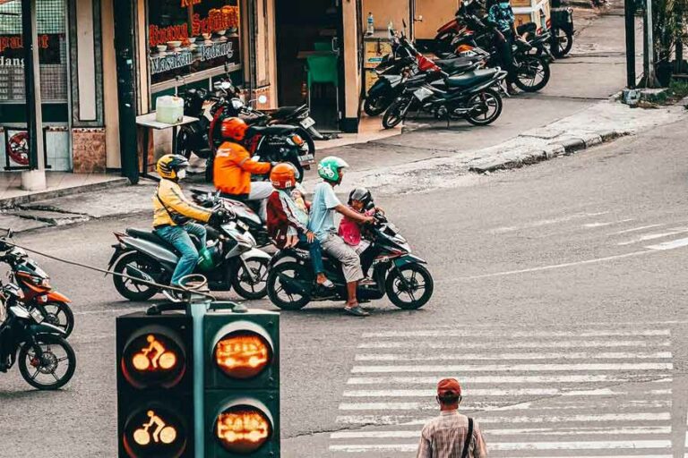 Operasi Patuh Jaya 2023 Dimulai, Ini 14 Pelanggaran yang Bakal Kena Tilang Lalu lintas kota Jakarta (foto: Yulia Agnis, unsplash)