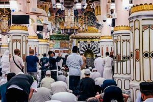 Tata Cara Masuk untuk Beribadah di Raudhah, Tempat Dimana Doa-doa Dikabulkan Sejumlah pengunjung Nabawi saat beribadah di Raudhah (foto: Dok Kemenag)
