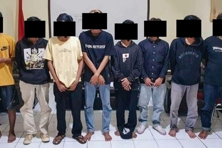Saling Tantang di Medsos Berujung Tawuran di Bekasi, Satu Tewas Delapan Pelaku Diamankan Para pelaku tawuran yang sudah diamankan (foto: Dok Polda Metro Jaya)