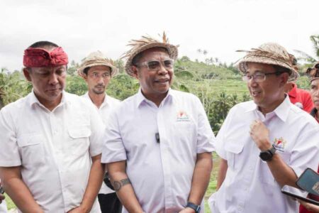 Program Inovatif Kadin Bali Kembangkan Sektor Pertanian Berkelanjutan tuai Apresiasi Dari kiri ke kanan, Ketua Umum Kadin Provinsi Bali I Made Ariandi, Wakil Ketua Umum Bidang Lingkungan Hidup dan Kehutanan Kadin Indonesia Silverius Oscar Unggul, dan Ketua Komite Tetap Wilayah Sumatera Bagian Utara & Wakil Sekretaris Kadin Impact Award Hervian Tahier