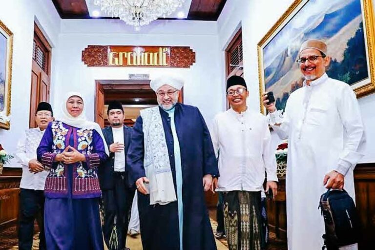 Cicit Syeikh Abdul Qadir Al Jailani Doakan Berkah Melimpah untuk Warga Indonesia Gubernur Khofifah saat menerima kunjungan Maulana Al-Sheikh Afeefuddin Bin Abdul Qadir Mansoor Al Jailani yang juga cicit Syeikh Abdul Qadir Al Jailani di Grahadi, Surabaya