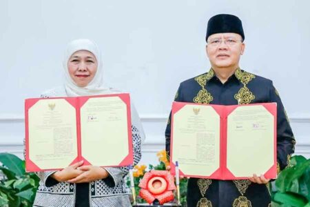 Pemprov Jawa Timur dan Bengkulu Sepakat Kerjasama di Empat Sektor Utama Gubernur Khofifah dan Gubernur Rohidin Mersyah, usai menandatangani MoU untuk memperkuat hubungan antara kedua provinsi.