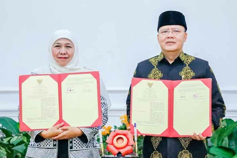Pemprov Jawa Timur dan Bengkulu Sepakat Kerjasama di Empat Sektor Utama Gubernur Khofifah dan Gubernur Rohidin Mersyah, usai menandatangani MoU untuk memperkuat hubungan antara kedua provinsi.