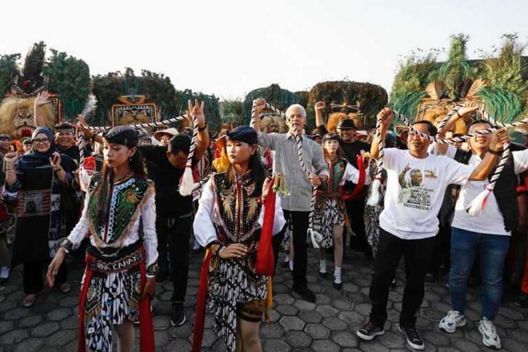 Saksikan Parade Reog Ponorogo di Ngawi, Ganjar dan Istrinya Ikut Menari Ganjar saat ikut menari lengkap dengan membawa tali Warok