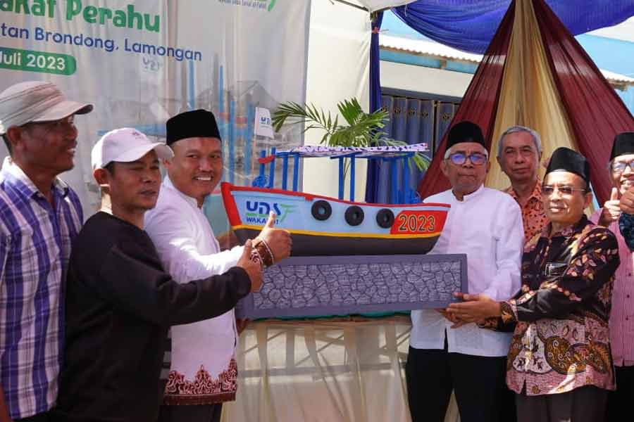 Penyerahan Perahu Wakaf dari pihak YDSF pada perwakilan nelayan Desa Labuhan, Kecamatan Brondong, Lamongan.