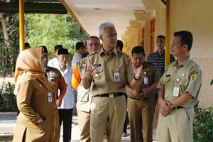Tinjau Ruang Kelas Rusak Parah Akibat Gempa, Ganjar Minta Cek Kelayakan Gedung