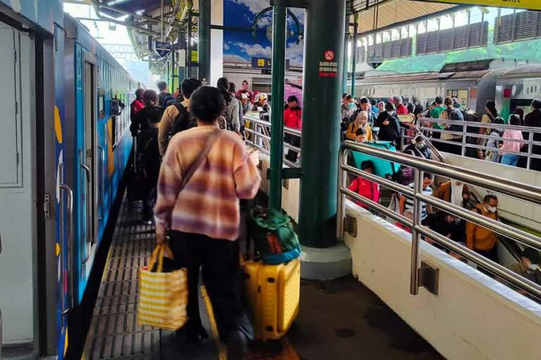 Gangguan Operasional KA Pangrango Akibat Longsor, PT KAI Ganti Tiket Penumpang 100 Persen Ilustrasi layanan kereta PT KAI