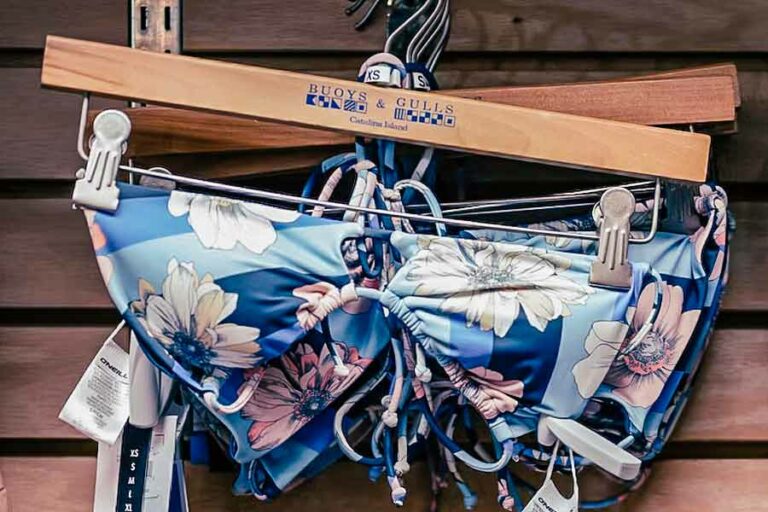 Hari Ini Dalam Sejarah, Dunia Mulai Mengenal Bikini sebagai Produk Fashion Bergengsi Bikini di sebuah etalase toko produk fashion (foto: Ruben Valenzuela, unsplash)