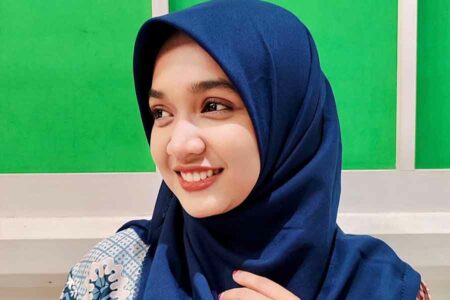 Aktif Berbagi Pesan Dakwah, Ning Umi Laila Diganjar Golden Buzzer Scholarship Pascasarjana UINSA Ummi Lailatur Rahmah Hadi, da’i muda yang selama ini dikenal dengan sebutan Ning Umi Laila (foto: instagram.com @lailaarrahmah88)