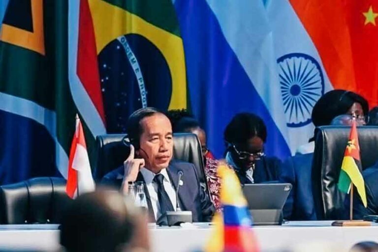 Hadiri KTT BRICS ke-15 di Afsel, Presiden Tekankan Pentingnya Solidaritas Global dalam Menghadapi Krisis Presiden Jokowi saat menghadiri KTT BRICS ke-15 di Sandton Convention Center, Johannesburg, Republik Afrika Selatan (foto: Dok BPMI Setpres)