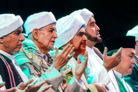 Tabligh Akbar Bersama Al-Habib Umar, Gubernur Khofifah Harap Masyarakat Jatim Bersatu dalam Kesejahteraan