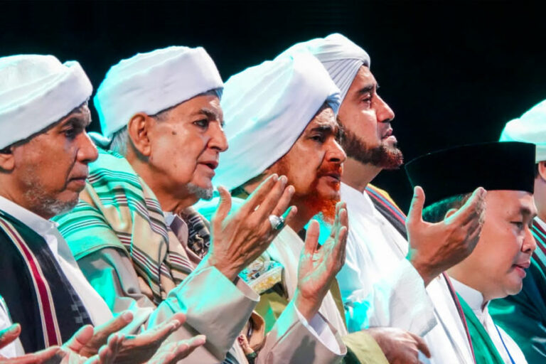 Tabligh Akbar Bersama Al-Habib Umar, Gubernur Khofifah Harap Masyarakat Jatim Bersatu dalam Kesejahteraan