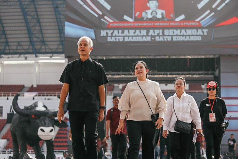 Puan Pastikan PDIP Bergerak Maksimal Menangkan Partai dan Ganjar Pranowo Ganjar Pranowo dan Puan Maharani saat meninjau kesiapan lokasi Apel Siaga Konsolidasi Pemenangan PDI Perjuangan Jawa Tengah di Stadion Jatidiri, Semarang