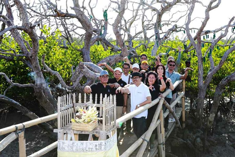 Maybank Indonesia Menanam 2.000 Bibit Mangrove di Tanjung Benoa Bali