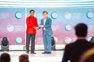TIA Raih Penghargaan ASEAN Coal Awards Kategori Good Mining Practice Direktur PT Tunas Inti Abadi (TIA) Dadik Kiswanto saat menerima penghargaan dari Director-General of the ministry’s General Department of Mines and Energy Cambodia Victor Jona