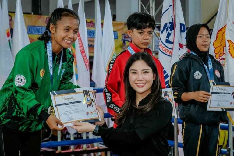Kejurnas Muaythai PON XXI 2024 Hidupkan Sport Tourism Indonesia Wamenparekraf/Wakabaparekraf Angela Tanoesoedibjo saat menghadiri Kejurnas Babak Kualifikasi PON XXI 2024 di Gelora Pancasila, Surabaya