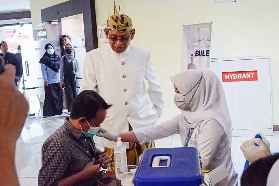 Rektor Unair Prof Nasih saat meninjau kegiatan vaksinasi INAVAC kepada masyarakat di Gedung Manajemen Kampus MERR-C.