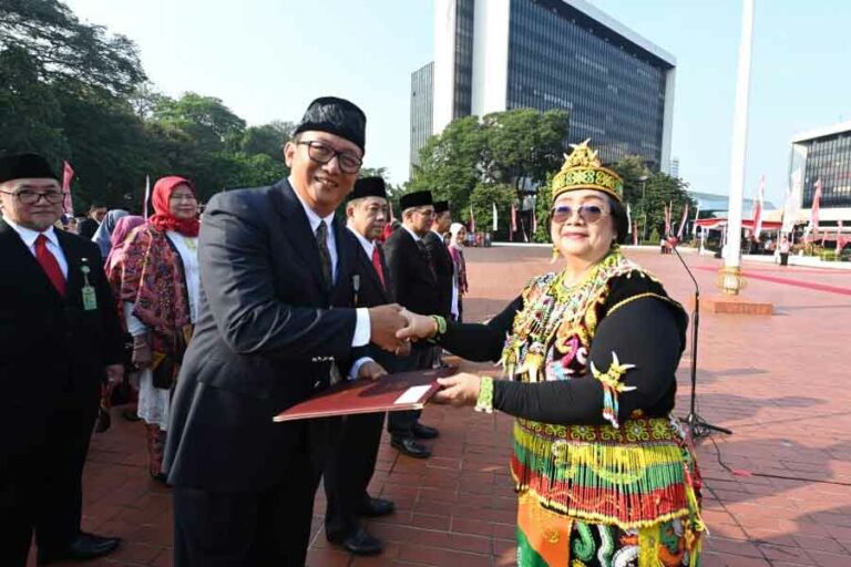 President Director & CEO Badak LNG Raih Penghargaan Satyalancana Wira Karya