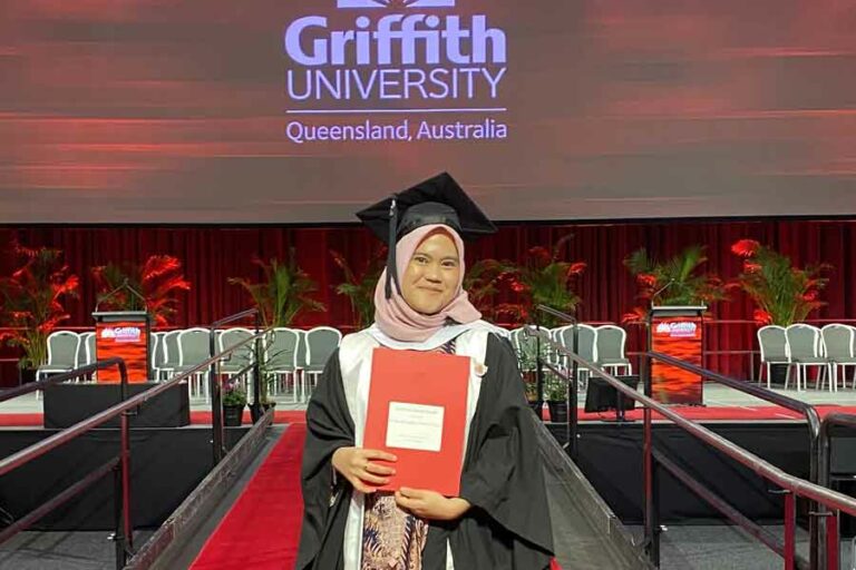 Langkah Dayinta, Raih Gelar Double Degree Unair dan Griffith University Dayinta Annisa Syaiful saat diwisuda di Griffith University