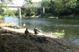 Kekeringan Parah di Desa Banjarbanggi Ngawi, Warga Manfaatkan Air Bengawan Solo Sejumlah warga Desa Banjarbanggi, Kecamatan Pitu, Kabupaten Ngawi, berusaha mengambil air Bengawan Solo untuk mandi dan mencuci (foto: dok beritajatim.com)