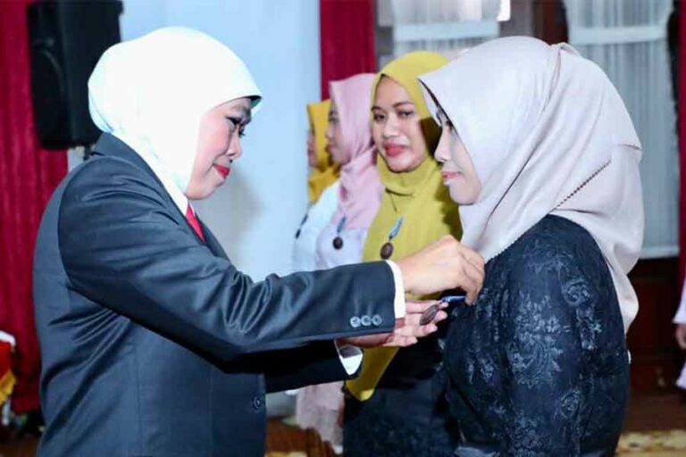 Gubernur Khofifah Sematkan 602 Satyalancana Karya Satya bagi ASN Pemprov Jatim