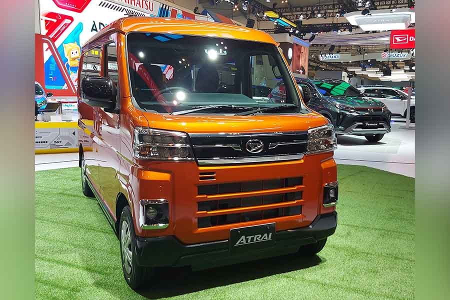 Desain kompak dan bentuk tubuh Square Body Shape dari Daihatsu Atrai masih mampu menampung empat penumpang