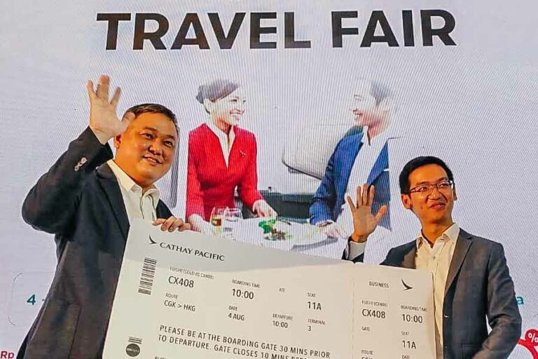 CIMB Niaga Berikan Penawaran Istimewa di Cathay Pacific Travel Fair 2023 Direktur Consumer Banking CIMB Niaga Noviady Wahyudi (kiri) bersama Country Manager Cathay Pacific Indonesia Matthew , saat membuka Cathay Pacific Travel Fair 2023 di Senayan City, Jakarta