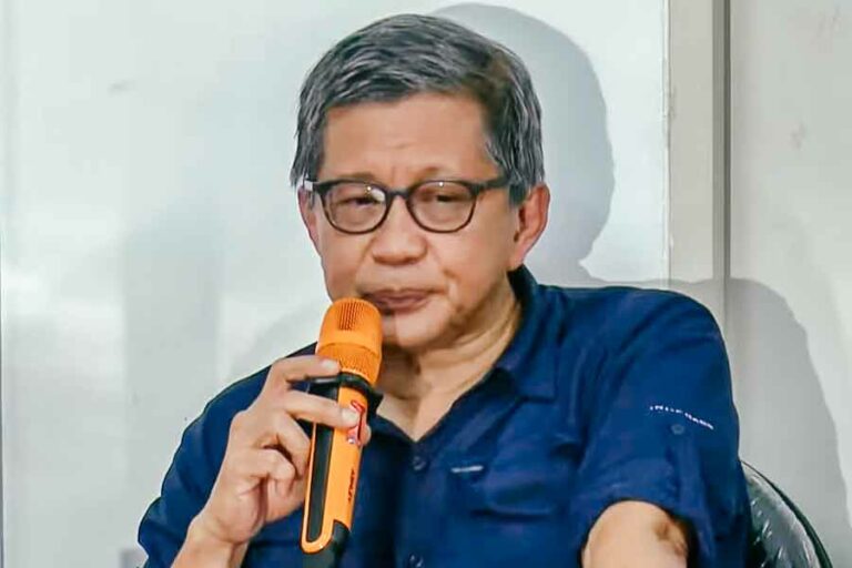 Rocky Gerung Minta Maaf Atas Kegaduhan yang Terjadi Akibat Pernyataannya Rocky Gerung menyampaikan permintaan maaf dalam konferensi pers di Jakarta