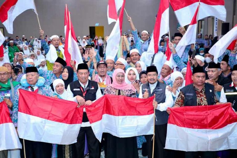 Sambut Jamaah Haji, Gubernur Khofifah Bagikan Bendera dan Ajak Kirim Doa