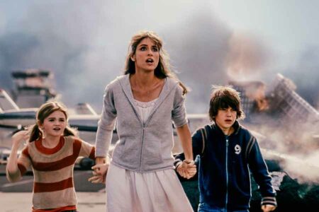 Sinopsis 2012 (2009), Film Bencana Global yang Lahir dari Teori Apokaliptik dan Ketakutan Dunia Amanda Peet, Liam James, dan Morgan Lily dalam salah satu adegan di film 2012 (2009)