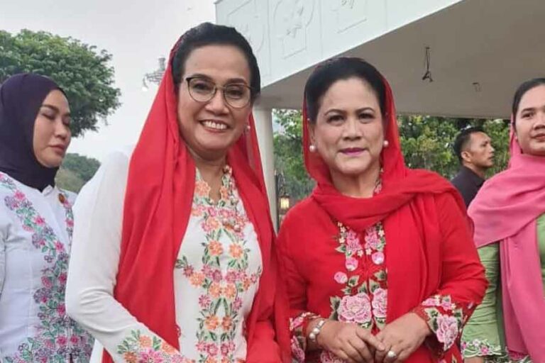 Acara Istana Berkebaya dalam rangka HUT Ke-78 Kemerdekaan RI di depan Istana Negara (foto: Facebook @smindrawati)